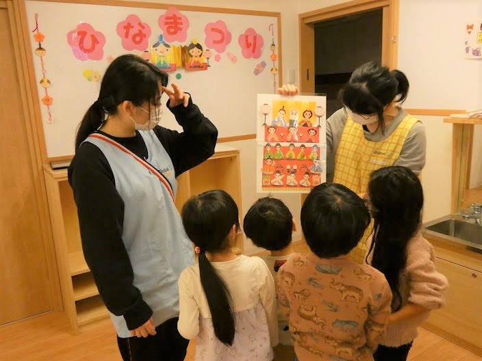 ひな人形に興味津々