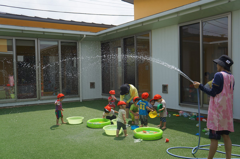 暑い日は思う存分水遊び！