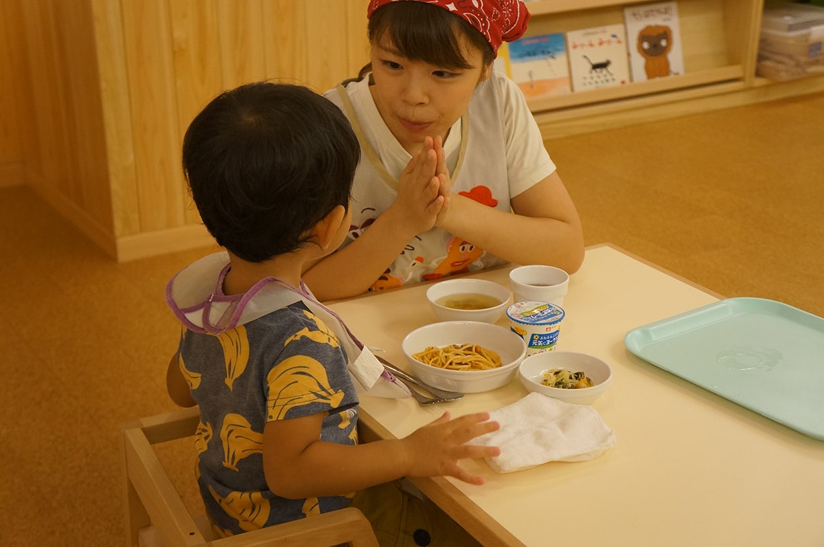 食べる、眠る、トイレに行く。生活の基本は、きまった先生といつも一緒。