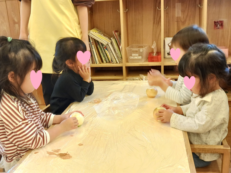 たんぽぽ組(2歳児)玉ねぎの皮むきがんばったよ!