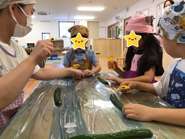 【森下五丁目園】5歳食育　ピーラーで皮むき