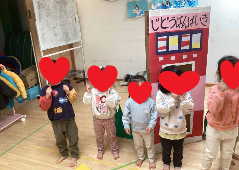 発表会ごっこ（2歳児と3歳児クラス）