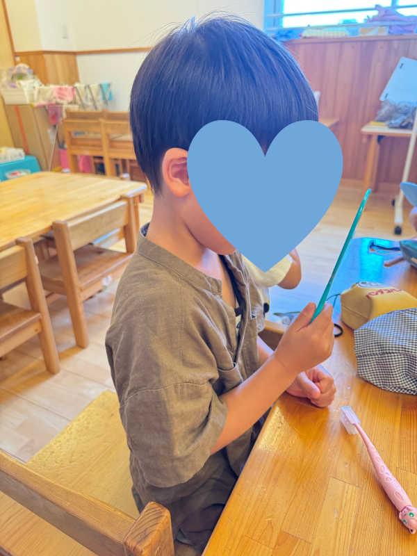 鏡を見ながら歯磨き