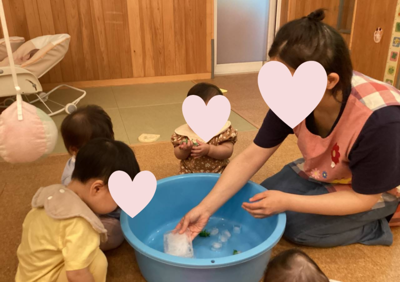 ０歳児の氷遊び