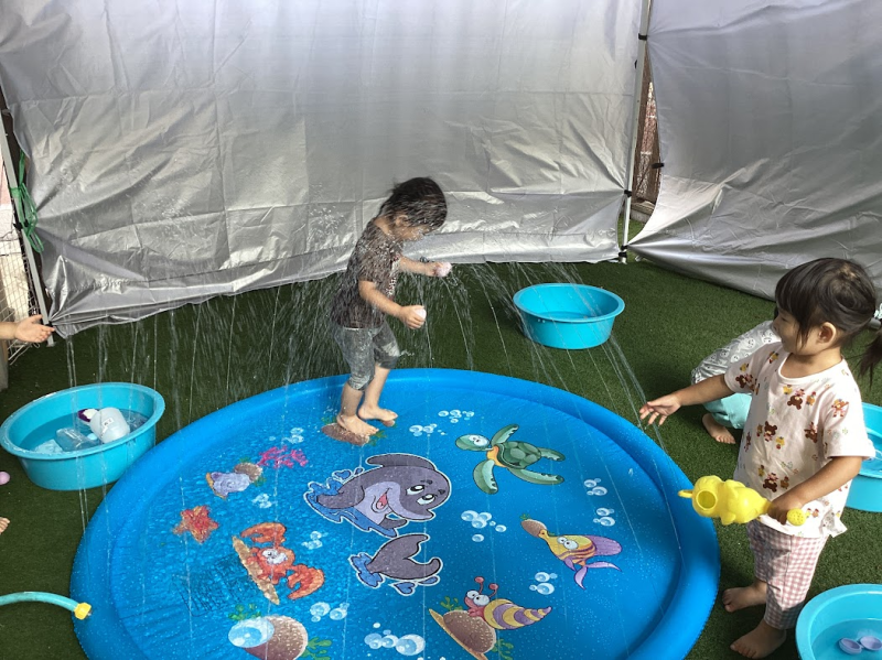 【1,2歳児クラスの水あそび】