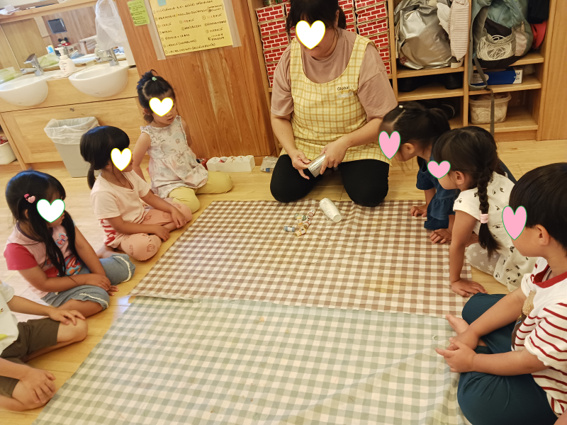 もも組（４歳児クラス）の色水あそび☆
