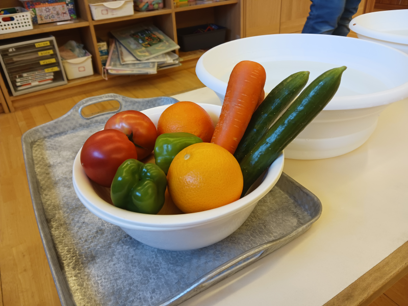ちゅうりっぷ組　食育活動　お水に浮く野菜、沈む野菜☆