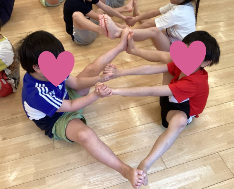 友だちと柔軟体操